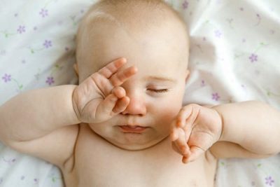 Mắt to mắt nhỏ ở trẻ sơ sinh là gì?